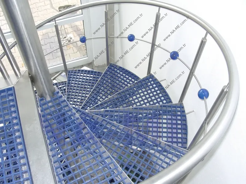 Gradini blu in vetroresina su una scala a chiocciola